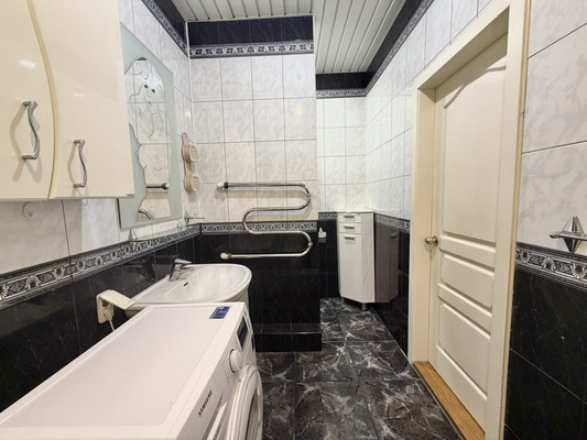 Продам трехкомнатную (3-комн.) квартиру, Любезного ул, 1, Брянск г