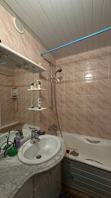 Продам двухкомнатную (2-комн.) квартиру, Осенний б-р, 10к1, Москва г