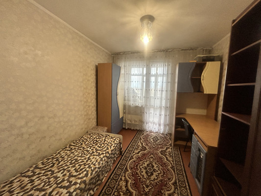 Продам трехкомнатную (3-комн.) квартиру, Цурцумия ул, 4а, Октябрьское пгт