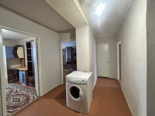 Продам трехкомнатную (3-комн.) квартиру, Цурцумия ул, 4а, Октябрьское пгт