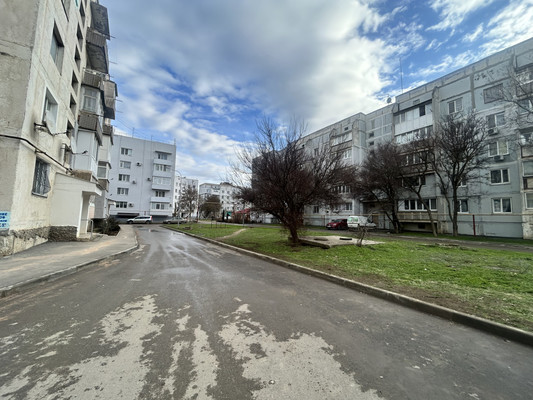 Продам трехкомнатную (3-комн.) квартиру, Цурцумия ул, 4а, Октябрьское пгт