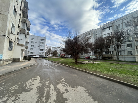 Продам трехкомнатную (3-комн.) квартиру, Цурцумия ул, 4а, Октябрьское пгт