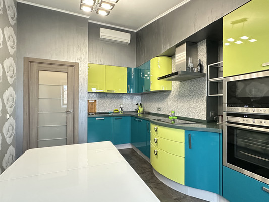 Продам трехкомнатную (3-комн.) квартиру, Черняховского ул, 30А, Санкт-Петербург г