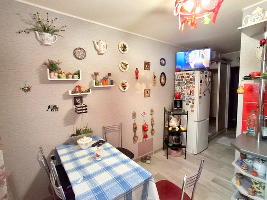 Продам двухкомнатную (2-комн.) квартиру, Молодежный проезд, 4, Мурманск г