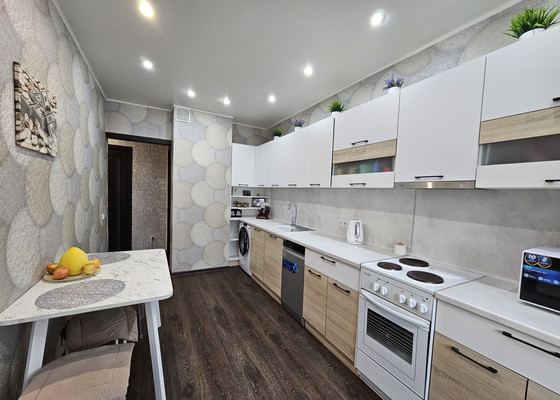 Продам двухкомнатную (2-комн.) квартиру, Строителей ул, 100, Ханты-Мансийск г