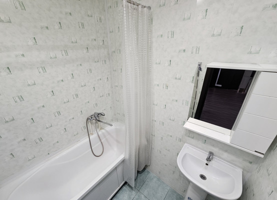 Продам двухкомнатную (2-комн.) квартиру, Строителей ул, 100, Ханты-Мансийск г