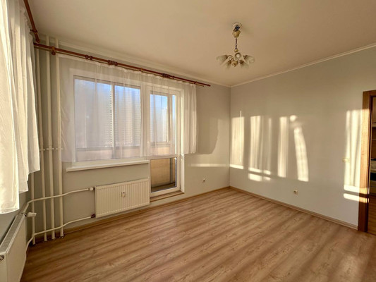 Продам трехкомнатную (3-комн.) квартиру, Охтинская аллея, 8, Мурино п