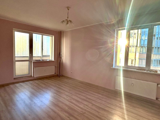 Продам трехкомнатную (3-комн.) квартиру, Охтинская аллея, 8, Мурино п