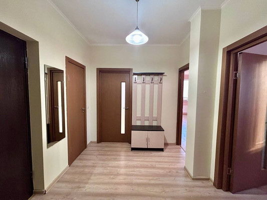 Продам трехкомнатную (3-комн.) квартиру, Охтинская аллея, 8, Мурино п