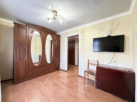 Продам трехкомнатную (3-комн.) квартиру, Героя России Кярова А.С. ул, 4ка, Чегем г