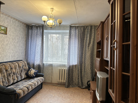 Продам комнату в 8-комн. квартире, Беринга ул, 32к2, Санкт-Петербург г