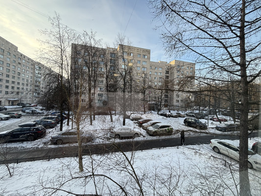 Продам комнату в 8-комн. квартире, Беринга ул, 32к2, Санкт-Петербург г