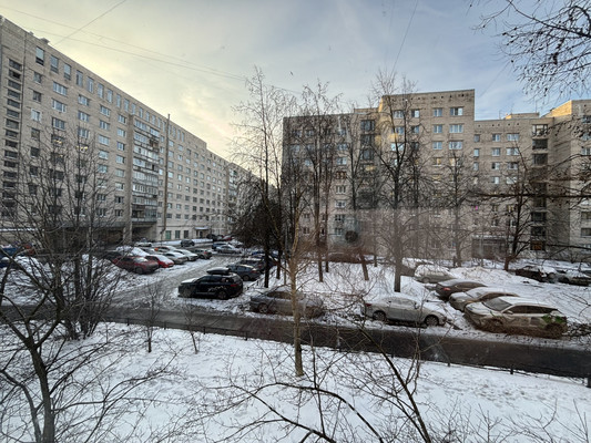 Продам комнату в 8-комн. квартире, Беринга ул, 32к2, Санкт-Петербург г