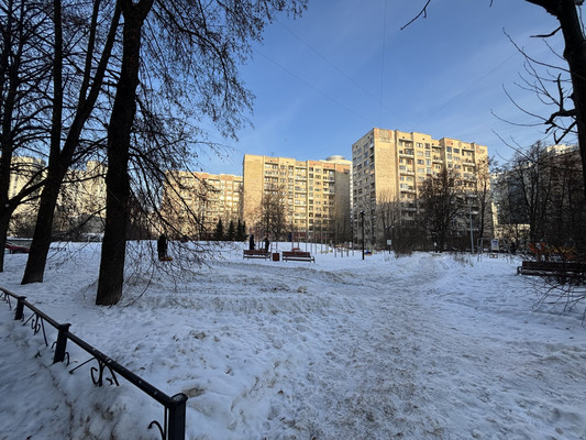 Продам комнату в 8-комн. квартире, Беринга ул, 32к2, Санкт-Петербург г