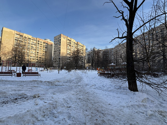 Продам комнату в 8-комн. квартире, Беринга ул, 32к2, Санкт-Петербург г