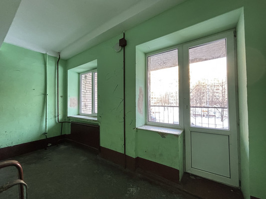 Продам комнату в 8-комн. квартире, Беринга ул, 32к2, Санкт-Петербург г