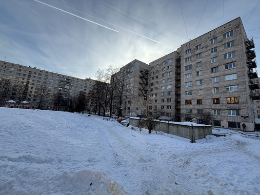 Продам комнату в 8-комн. квартире, Беринга ул, 32к2, Санкт-Петербург г