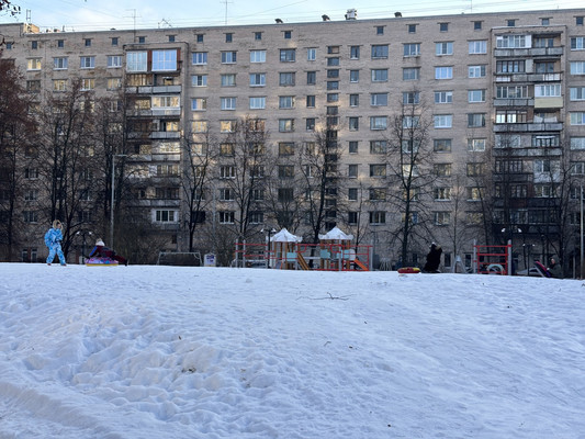 Продам комнату в 8-комн. квартире, Беринга ул, 32к2, Санкт-Петербург г