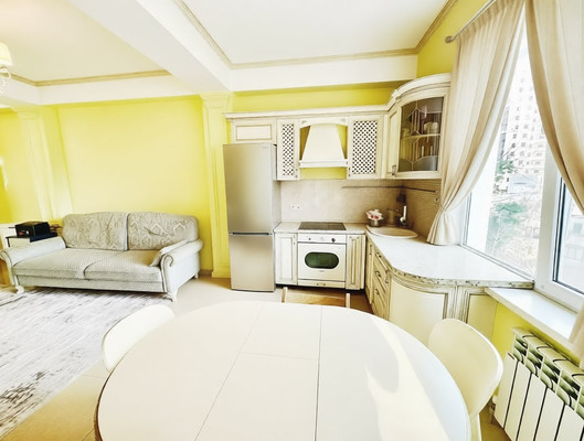 Продам двухкомнатную (2-комн.) квартиру, Цюрупы (Центральный р-н) ул, 4Б, Сочи г