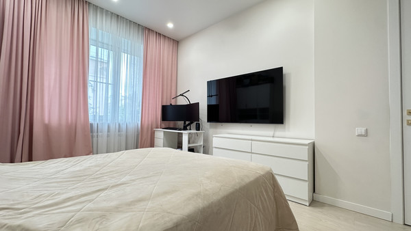 Продам трехкомнатную (3-комн.) квартиру, Усачёва ул, 29к7, Москва г