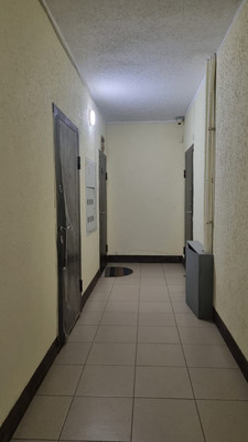 Продам однокомнатную (1-комн.) квартиру, Парижская ул, 5к3, Российский п