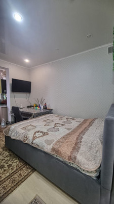 Продам однокомнатную (1-комн.) квартиру, Парижская ул, 5к3, Российский п