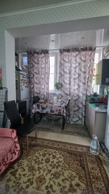 Продам однокомнатную (1-комн.) квартиру, Парижская ул, 5к3, Российский п