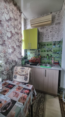 Продам однокомнатную (1-комн.) квартиру, Парижская ул, 5к3, Российский п