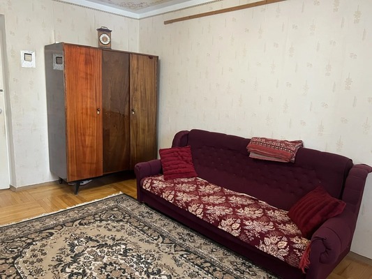 Продам трехкомнатную (3-комн.) квартиру, Азовская ул, 6, Армавир г