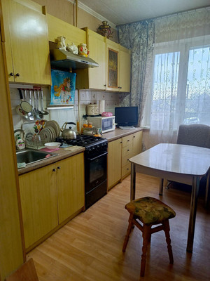 Продам трехкомнатную (3-комн.) квартиру, 60 лет Октября ул, 13/64, Симферополь г