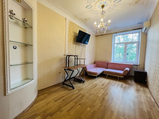 Продам трехкомнатную (3-комн.) квартиру, Севастопольская ул, 68, Симферополь г