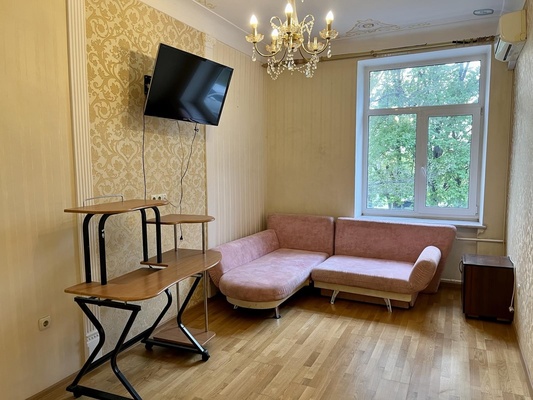 Продам трехкомнатную (3-комн.) квартиру, Севастопольская ул, 68, Симферополь г