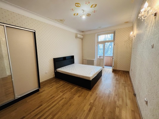 Продам трехкомнатную (3-комн.) квартиру, Севастопольская ул, 68, Симферополь г