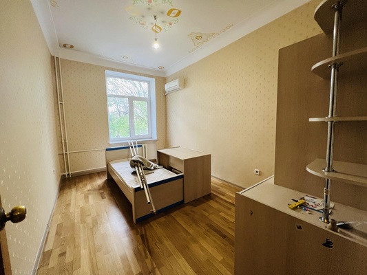 Продам трехкомнатную (3-комн.) квартиру, Севастопольская ул, 68, Симферополь г