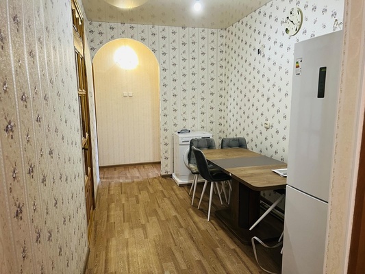 Продам трехкомнатную (3-комн.) квартиру, Севастопольская ул, 68, Симферополь г