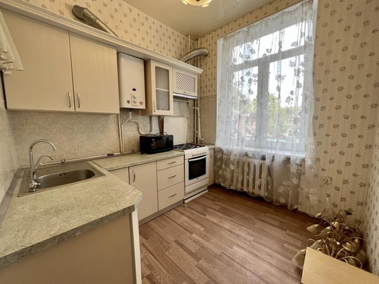 Продам трехкомнатную (3-комн.) квартиру, Севастопольская ул, 68, Симферополь г