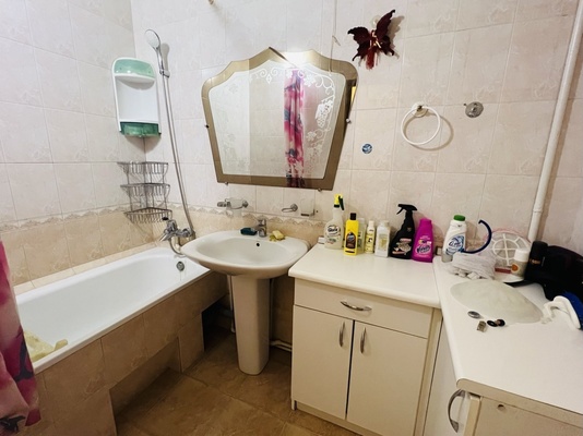 Продам трехкомнатную (3-комн.) квартиру, Севастопольская ул, 68, Симферополь г