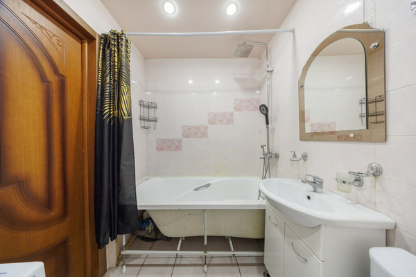 Продам однокомнатную (1-комн.) квартиру, Московский проезд, 42к2, Брянск г