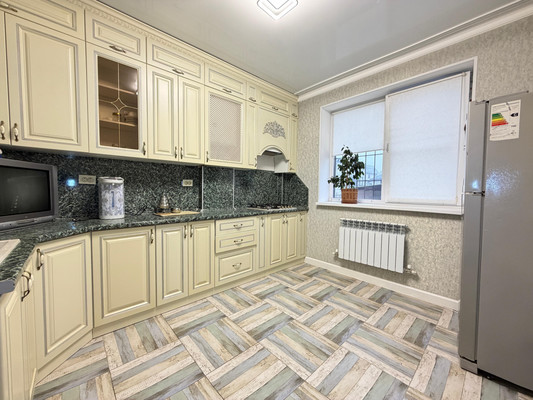 Продам двухкомнатную (2-комн.) квартиру, 20, Мир п