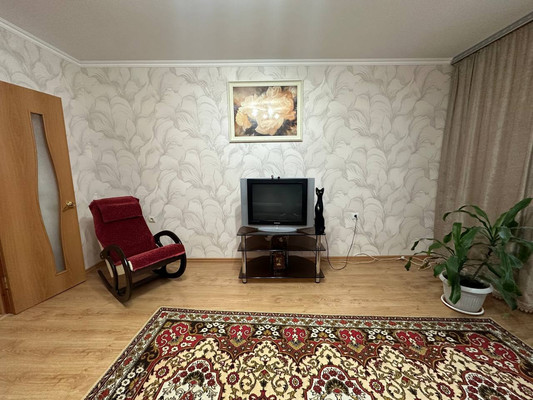 Продам двухкомнатную (2-комн.) квартиру, 1 мкр, 33/2, Кропоткин г