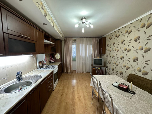 Продам двухкомнатную (2-комн.) квартиру, 1 мкр, 33/2, Кропоткин г