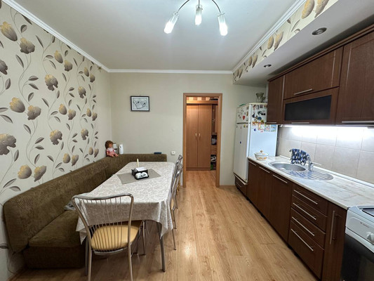 Продам двухкомнатную (2-комн.) квартиру, 1 мкр, 33/2, Кропоткин г