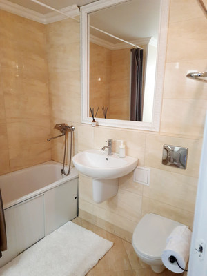 Продам двухкомнатную (2-комн.) квартиру, Дорожная ул, 1, Симферополь г