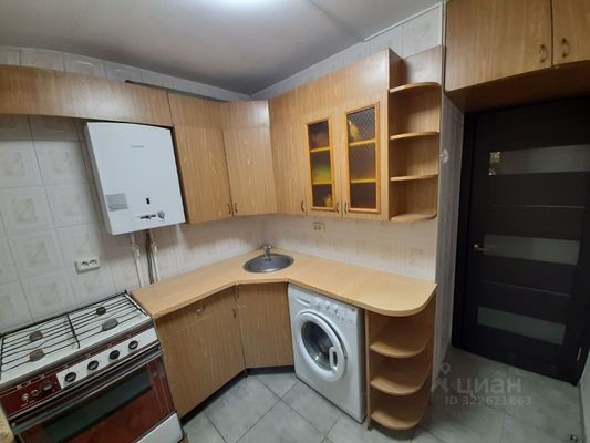 Продам трехкомнатную (3-комн.) квартиру, Кирова пр-кт, 12а, Симферополь г