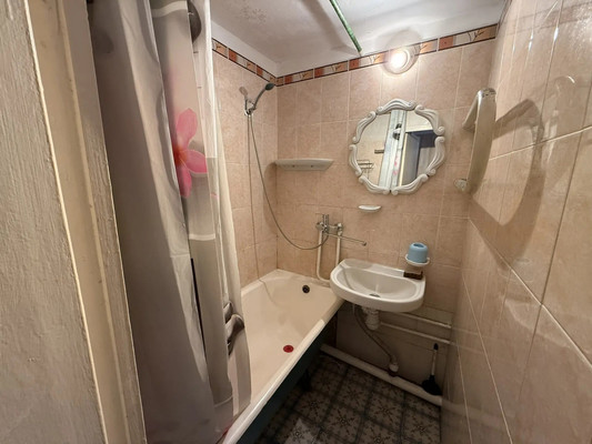 Продам трехкомнатную (3-комн.) квартиру, Никитинская ул, 27к3, Москва г