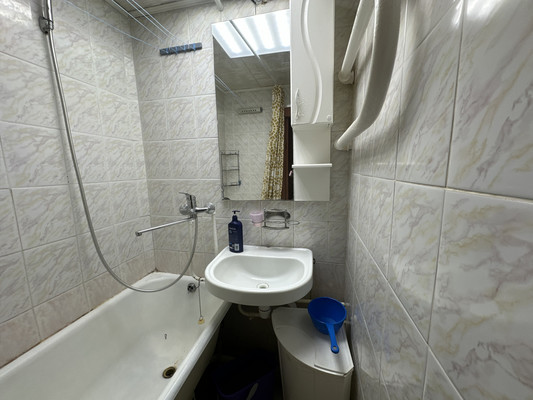 Продам трехкомнатную (3-комн.) квартиру, Голубинская ул, 3к1, Москва г