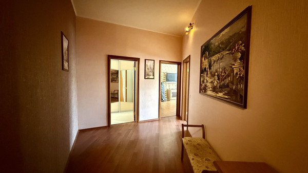 Продам трехкомнатную (3-комн.) квартиру, Рощинская ул, 17б, Гатчина г