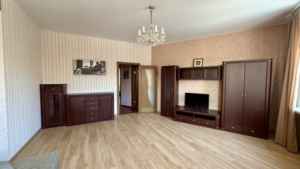 Продам трехкомнатную (3-комн.) квартиру, Рощинская ул, 17б, Гатчина г