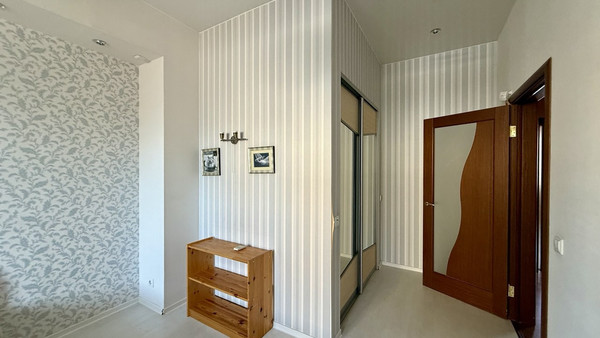 Продам трехкомнатную (3-комн.) квартиру, Рощинская ул, 17б, Гатчина г