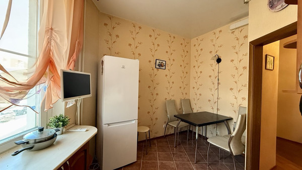 Продам трехкомнатную (3-комн.) квартиру, Рощинская ул, 17б, Гатчина г